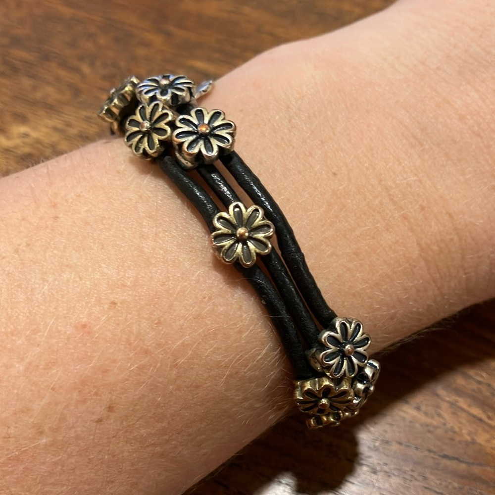 Edgy Fossil Black Leather‎ Metal Daisy Fashion Bracelet with Silver Tone Clasp